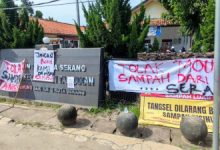 Spanduk penolakan sampah Tangsel di Kantor Kecamatan Taktakan. Foto BW Iskandar