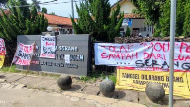 Spanduk penolakan sampah Tangsel di Kantor Kecamatan Taktakan. Foto BW Iskandar