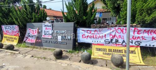 Spanduk penolakan sampah Tangsel di Kantor Kecamatan Taktakan. Foto BW Iskandar