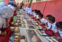 Penyanyian paken makan dalam Program Makan Bergizi Gratis di Cihara. Foto: Sofi