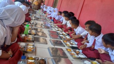 Penyanyian paken makan dalam Program Makan Bergizi Gratis di Cihara. Foto: Sofi