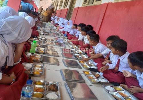 Penyanyian paken makan dalam Program Makan Bergizi Gratis di Cihara. Foto: Sofi