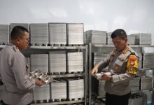 Kapolresta Bandara Soetta, Kombes Pol Ronald Sipayung memeriksa kesiapan SPPG. Foto: Antara