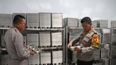 Kapolresta Bandara Soetta, Kombes Pol Ronald Sipayung memeriksa kesiapan SPPG. Foto: Antara