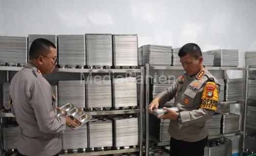 Kapolresta Bandara Soetta, Kombes Pol Ronald Sipayung memeriksa kesiapan SPPG. Foto: Antara