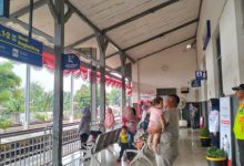 Penumpang dan petugas Stasiun KA di Serang menyanyikan lagu Indonesia Raya setiap pukul 10.00 WIB. Foto Daeng Yusvin