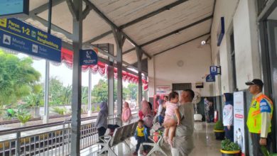 Penumpang dan petugas Stasiun KA di Serang menyanyikan lagu Indonesia Raya setiap pukul 10.00 WIB. Foto Daeng Yusvin