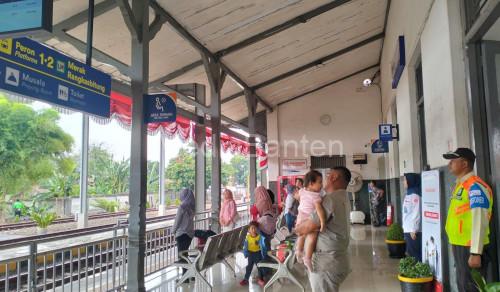 Penumpang dan petugas Stasiun KA di Serang menyanyikan lagu Indonesia Raya setiap pukul 10.00 WIB. Foto Daeng Yusvin