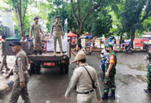 Satpol PP tengah sterilisasikan kawasan Stadion Maulana Yusuf. Foto: Hendra Hermawan