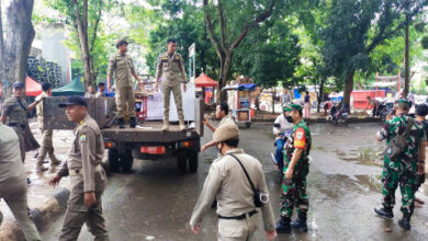 Satpol PP tengah sterilisasikan kawasan Stadion Maulana Yusuf. Foto: Hendra Hermawan