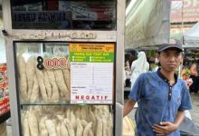 Pedagang takjil yang sudah mendapatkan stiker pemeriksaan dari Dinkes Tangerang. Foto Antara