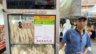 Pedagang takjil yang sudah mendapatkan stiker pemeriksaan dari Dinkes Tangerang. Foto Antara