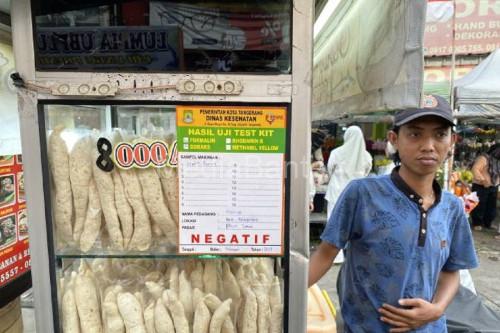 Pedagang takjil yang sudah mendapatkan stiker pemeriksaan dari Dinkes Tangerang. Foto Antara