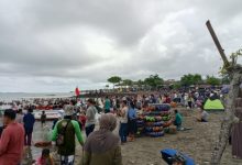 Suasana Pantai Anyer pada H+3 Lebaran 2025. Foto: Abdul Hadi