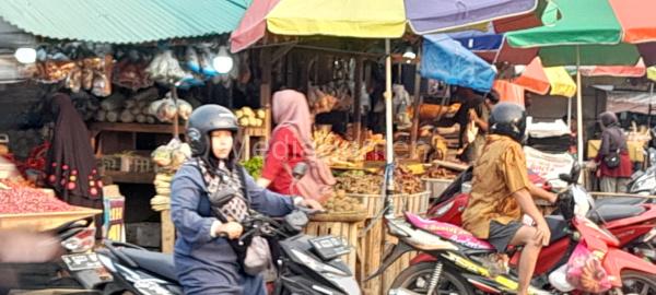 Pedagang sembako di Pasar Rau, Kota Serang. Foto: Febrian Faizal Vazuard.
