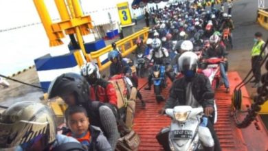 Suasana di Pelabuhan Penyeberangan Merak. Foto Daeng Yusvin