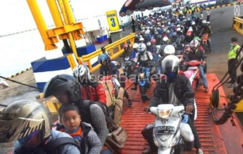 Suasana di Pelabuhan Penyeberangan Merak. Foto Daeng Yusvin