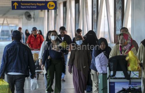 Suasana penumpang di Pelabuhan Merak. foto Antara