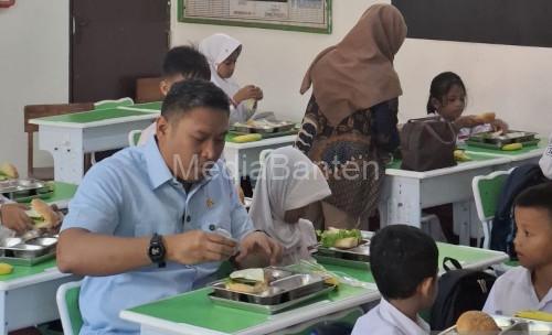 Kepla BGN, Sudaryono sidak tanpa pemberitahuan ke sebuah SDN di Bogor. Foto Antara