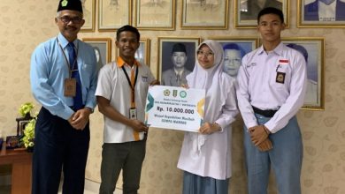 Penyerahan bantuan SMA Muhi Yogya buat korban gempa Maroko. Foto: Yusron AD