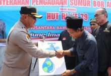 Kapolres Serang, AKBP Condro Sasongko menyerahkan hasil pembangunan sumur bor. Foto: Yono