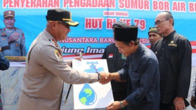 Kapolres Serang, AKBP Condro Sasongko menyerahkan hasil pembangunan sumur bor. Foto: Yono