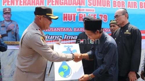 Kapolres Serang, AKBP Condro Sasongko menyerahkan hasil pembangunan sumur bor. Foto: Yono