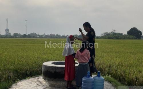 Sumur sawah yang menjadi andalan warga Kasemen atas kekeringan. Foto: Antara