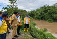 Pengecekan aliran Sungai Cidurian di Kabupaten Tangerang. Foto Antara