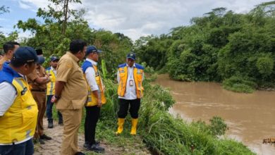 Pengecekan aliran Sungai Cidurian di Kabupaten Tangerang. Foto Antara