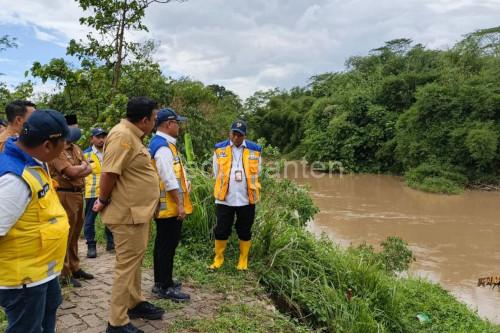 Pengecekan aliran Sungai Cidurian di Kabupaten Tangerang. Foto Antara