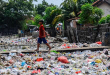 Sebuah sungai yang penuh dengan sampah plastik di Desa Lontar, Kabupaten Serang. Foto: Antara