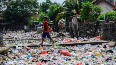 Sebuah sungai yang penuh dengan sampah plastik di Desa Lontar, Kabupaten Serang. Foto: Antara