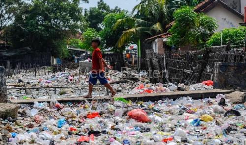 Sebuah sungai yang penuh dengan sampah plastik di Desa Lontar, Kabupaten Serang. Foto: Antara