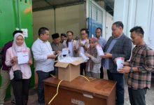 Pemeriksaan surat suara dari pihak ketiga oleh KPU Banten. Foto: KPU Banten