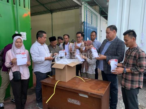 Pemeriksaan surat suara dari pihak ketiga oleh KPU Banten. Foto: KPU Banten