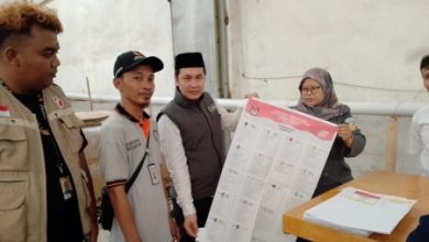 Salah satu surat suara Pemilu 2024 rusak. Foto: LKBN Antara