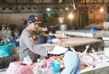 Petugas Satpol PP Kab Tangerang sampaikan surat teguran ke pedagang Pasar Kutabumi. Foto: Diskominfotik Kab Tangerang