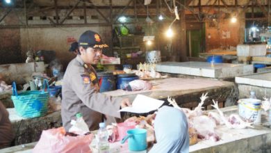 Petugas Satpol PP Kab Tangerang sampaikan surat teguran ke pedagang Pasar Kutabumi. Foto: Diskominfotik Kab Tangerang
