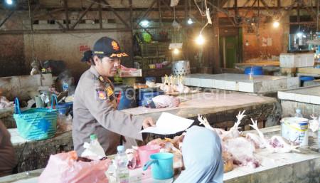 Petugas Satpol PP Kab Tangerang sampaikan surat teguran ke pedagang Pasar Kutabumi. Foto: Diskominfotik Kab Tangerang