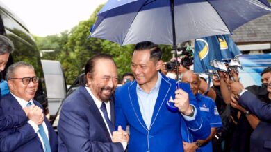 Surya Paloh, Ketua Umum Nasdem dipayungi AHY, Ketua Umum Demokrat. Foto: DPP Demokrat