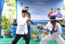 Atraksi debus Walikota Serang, Syafrudin di Graha Dalung Residence. Foto: Humas Pemkot Serang