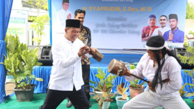 Atraksi debus Walikota Serang, Syafrudin di Graha Dalung Residence. Foto: Humas Pemkot Serang