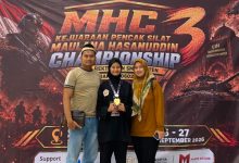 Syarah Ratu Brilian, meraih Trohpy Dandim 0602 Serang pada Keuaran Pencak Silat Maulana Hasunadin. Foto Yono
