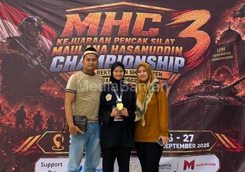 Syarah Ratu Brilian, meraih Trohpy Dandim 0602 Serang pada Keuaran Pencak Silat Maulana Hasunadin. Foto Yono