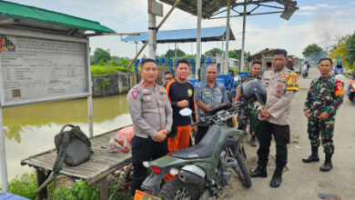 Warga Kragilan tenggelam di sungai usai ditabrak motor. Foto: Yono