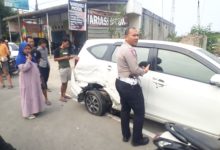 Salah satu mobil terlibat tabrakan beruntun di Kragilan. Foto: Yono