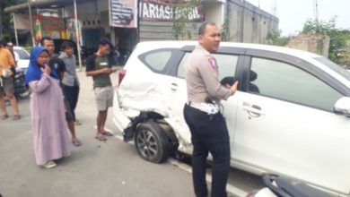 Salah satu mobil terlibat tabrakan beruntun di Kragilan. Foto: Yono