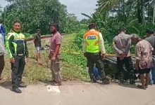 Minibus Daihatsu Sigra terbalik setelah dihajar KA di perlintasan Petir. foto: Yono