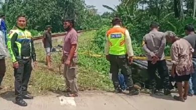 Minibus Daihatsu Sigra terbalik setelah dihajar KA di perlintasan Petir. foto: Yono